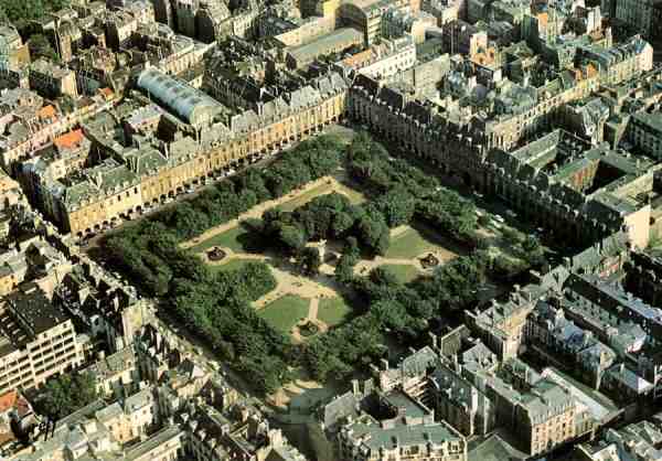 N.� 332 - Paris: Vue a�rienne de la Place des Vosges - �ditions GREFF, 74, rue des Archives, Paris - Pilote op�rateur R. Henrard - Dimens�es: 14,9x10,4 cm. - Col. HJCO.