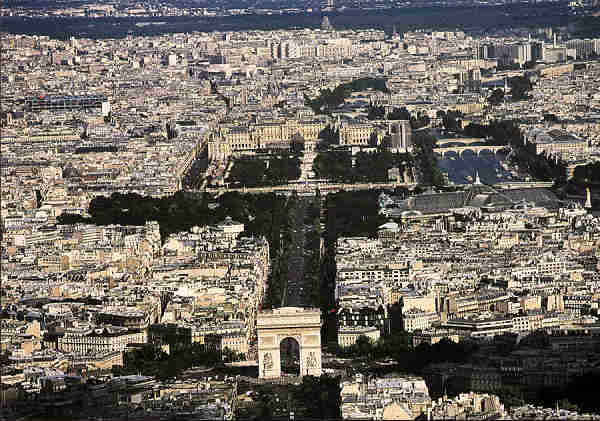 N.� 29 - Vue a�rienne, perspective depuis l'Arc du Triomphe de l'�toile vers leMus�e du Louvre - Ed. du patrimoine... Paris, 2008. Yann Arthus... - Dim. 15x10,5 cm. - Col. FMBoia.