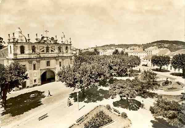 N.� 6 - Pombal-Largo e Igreja do Cardal - Clich� e execu��o Postalfoto - Edi��o da Comiss�o Municipal de Turismo de Pombal - S/D - Dimens�es: 14,5x10 cm. - Col. �nio C. Semedo.