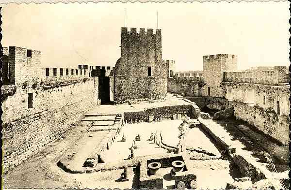 N.� 3 - POMBAL. Castelo. Interior. Torre de menagem e cisternas - Edi��o da Comiss�o Municipal de Turismo de Pombal - S/D - Dimens�es: 13,8x9 cm. - Col. �nio Curvo Semedo (Circulado em 1963)