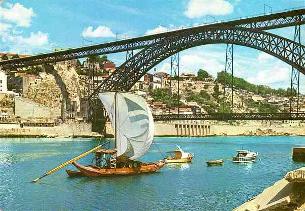 N.� 80 - Porto: Um Rabelo atravessando o Douro - Edi��o Centro de Caridade Nossa Senhora Perp�tuo Socorro, Porto - Foto cedida pela TAP - S/D - Dimens�es: 15x10,4 cm. - (circulado em 1968) - Col. HJCO.