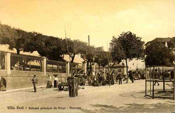 S/N - Villa Real-Entrada principal da pra�a. Mercado - Edi��o da Casa M. J. David Guerra, Villa Real - S/D - Dimens�es: 13,9x9 cm. - Col. Aur�lio Dinis Marta.