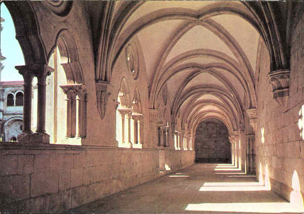 N.� 112 - Alcoba�a-Portugal. Claustro de D. Dinis - Colec��o Arte e Turismo - S/D - Dimens�es: 14,9x10,5 cm. - Col. Gra�a Maia