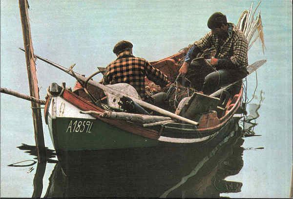 N.� 24/S�rie 81 - AVEIRO (Portugal) Pescadores da ria - Edi��o da Comiss�o Municipal de Turismo de Aveiro - S/D - Dimens�es: 15x10,2 cm. - Col. �nio Semedo.