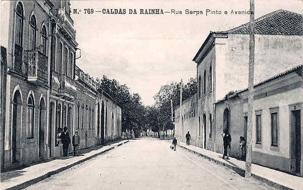 N.� 769 - CALDAS DA RAINHA-Rua Serpa Pinto e Avenida - Editor Alberto Malva (Editado em 1908) - Dimens�es: 14x9 cm. - Col. Miguel Chaby.