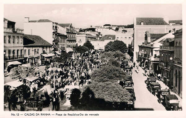 N.� 12 - CALDAS DA RAINHA - Pra�a da Rep�blica - Dia de mercado - Editor Havaneza, Caldas da Rainha (Editado em 1952) - Dimens�es: 14x9 cm. - Col. Miguel Chaby.