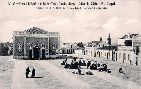 N.� 27 - Portugal Caldas da Rainha Pra�a 5 de Outubro e ao fundo tetro Pinheiro Chagas - Editor Jos� da Silva Dias (Editado em 1912) - Dimens�es: 9x14 cm. - Col. Miguel Chaby