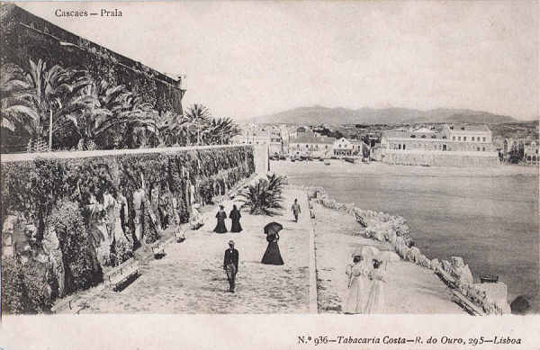 N� 936 - Praia, Cascaes (� Esq a cidadela) - Edi��o Costa, Rua do Ouro 295, Lisboa - Dim. 139x91 mm - Col. A. Monge da Silva (c. 1905)