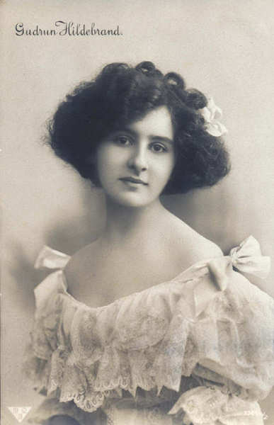 N� 33894-2 - Gudrun Hildebrand (Artista) - Edi��o Berlin Neuroder Kunstandstalten, Alemanha - Dim. 13,8x8,8 cm - Col. Am�lcar Monge da Silva (c. 1913)