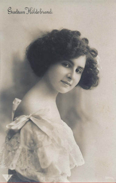 N� 33894-4 - Gudrun Hildebrand (Artista) - Edi��o Berlin Neuroder Kunstandstalten, Alemanha - Dim. 13,8x8,8 cm - Col. Am�lcar Monge da Silva  (c. 1913)