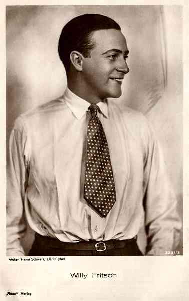 N.� 323/3 - Willy Fritsch - Atelier Hanni Schwarz, Berlin Phot. - Sem indica��o do editor - S/D - Dimens�es: 8,8x13,9 cm. - Col. Carneiro da Silva (D�cada de 1930 - Filme: ?)