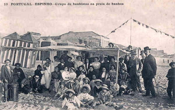 N� 15 - Portugal. Espinho - Grupo de banhistas na praia de banhos - Editor n�o identificado - SD - Dim. 9x14  cm - Col. Miguel Chaby