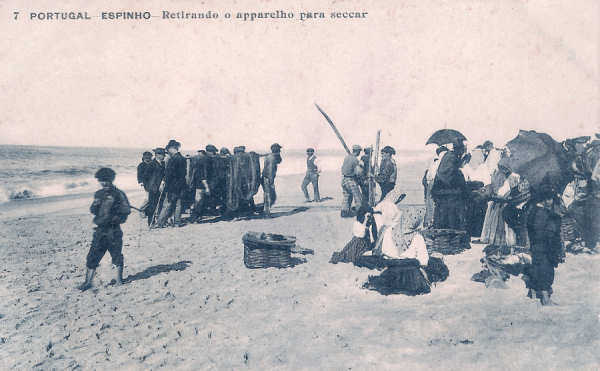N� 7 - Portugal. Espinho. Retirando o aparelho para secar - Editor n�o indicado - Dim. 140x90 mm - Col. M. Chaby.