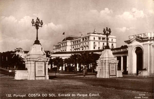 N.� 132 - Portugal COSTA DO SOL. Entrada do Parque Estoril - Editor n�o indicado - Clich� �lvaro Torres - S/D - Dimens�es: 13,8x8,9cm. - Col. Carneiro da Silva (Circulado em 1930)