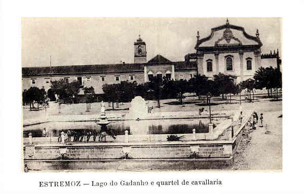 SN - ESTREMOZ. Largo do Gadanho e Quartel de Cavallaria - Edi��o Alberto Malva, Rua da Madalena 23, Lisboa (cerca de 1920) - Dim. 14,1x9 cm - Col. A. Monge da Silva.