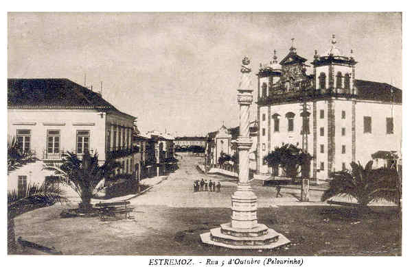 SN - ESTREMOZ. Rua 5 de Outubro e Pelourinho - Edi��o da C�mara Municipal de Estremoz - Circulado em 1926 - Dim. 14x9 cm - Col. A. Monge da Silva.