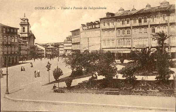 S/N - Guimar�es: Toural e Passeio da Independencia - Sem indica��o do editor - S/D - Dimens�es: 14,1x8,9 cm. - Col. Aur�lio Dinis Marta.