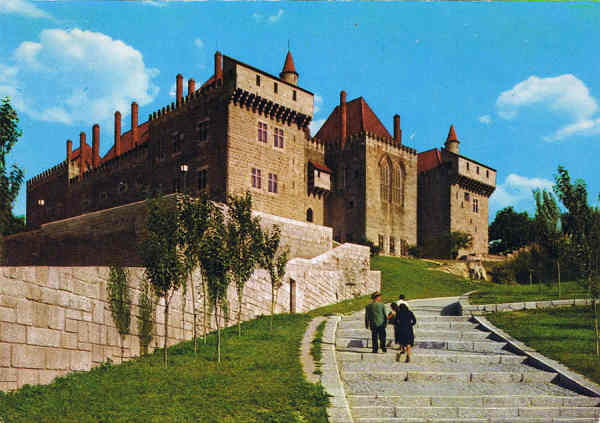 N.� 270 - GUIMAR�ES (Portugal) Pa�o dos Duques, visto do �ngulo SE - Colec��o Passaporte (LOTY)- TEL.572850-LISBOA - SD - Dim. 14,6x10,3 cm - Col. F�tima B�ia (1985)