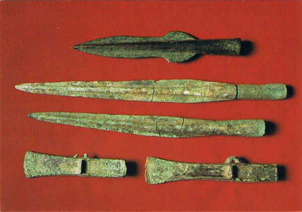 N.� 4 - Guimar�es - Portugal Museu Martins Sarmento - Machados e lan�as de Bronze (S�c. X-IX a.C.)(Penha - Guimar�es) - Ed. da SOCIEDADE MARTINS SARMENTO Foto F. Guimar�es Lito. Nacional-Porto - SD - Dim. 14,9x10,5 cm - Col. F�tima B�ia (1985)