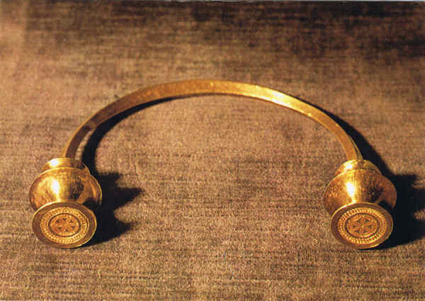 N.� 6 - Guimar�es - Portugal Museu Martins Sarmento - Torques de ouro (S�c. III a.C.-III d.C.) (Lebu��o - Tr�s-os-Montes) - Ed. da SOCIEDADE MARTINS SARMENTO Foto F. Guimar�es Lito. Nacional-Porto - SD - Dim. 14,9x10,5 cm -  Col. F�tima B�ia (1985)