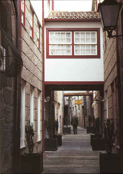 SN - Rua da Arrochela - Ed. Guimar�es Turismo 2012 - Foto Lu�s Ferreira Alves  - Dim. 109x154 mm - Col. HJCO