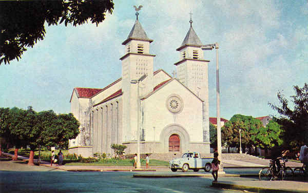 N.� 132 - Catedral de BISSAU - Ed. Foto Serra - Dimens�es: 14x9 cm. - Col. Ant�nio Bodas (1966)