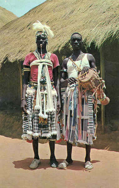 N.� 101 - Tocador e bailarino mandingas (Farim) - Ed. FOTO SERRA - Dim. 14X9cm - Col. Joaquim Jos� Martins Mendes (1973)