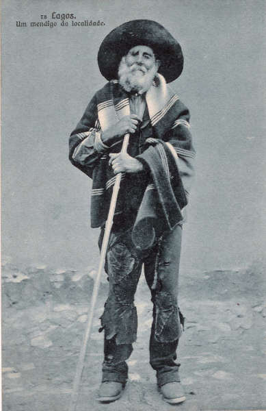 N.� 78 - Lagos. Um mendigo da localidade - Edi��o e clich� de Ant�nio C. dos Santos, Lagos - SD - Dim. 14x9 cm. - Col. M. Chaby (cerca de 1920)
