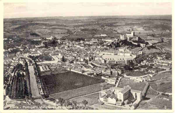 N.� 2 - Leiria-Portugal Vista a�rea da cidade - Edi��o registada da Fotografia Art�stica Ld�, Leiria 1939 - Dimens�es: 14x9 cm. - Col. Rui Gaspar.