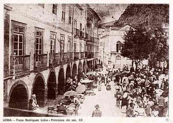 N.� 6 - LEIRIA-Pra�a Rodrigues Lobo - Princ�pios do s�c. XX - Editor: Comiss�o Cultural das Obras Sociais do Pessoal da C�mara Municipal de Leiria - S/D - Dimens�es: 14x10 cm. - Col. R. Gaspar.