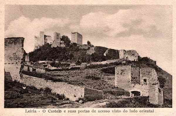 S/N - LEIRIA-O Castelo e suas portas de acesso visto do lado oriental - Editor Comss�o de Iniciativa - S/D - Dimens�es: 14x9 cm. - (Circulado em Dez. 1944) - Col. R. Gaspar.