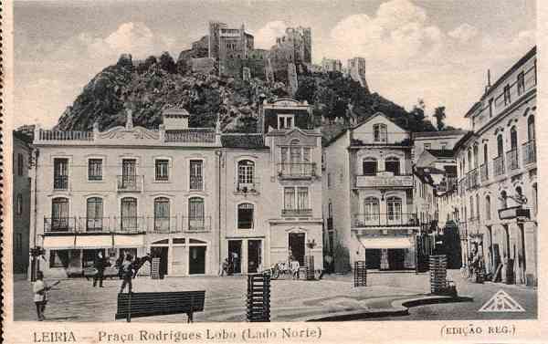 S/N - LEIRIA-Pra�a Rodrigues Lobo. Lado Norte - Editor identificado por sigla no canto inferior direito - S/D - Dimens�es: 14x9 cm. - Col. R. Gaspar.