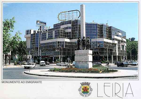 N.� 1 - LEIRIA-Portugal Monumento ao Emigrante - Edi��o da Regi�o de Turismo de Leiria, Rota do Sol - S/D - Dimens�es: 15x10 cm. - Col. R. Gaspar.