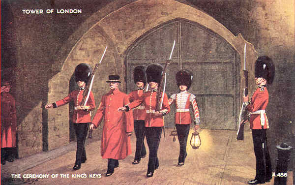 A486 - London, The ceremony of the King's keys - Reedi��o de Valentine & Suns em 1951 - Dim. 13,9x8,8 cm - Col. Am�lcar Monge da Silva (cerca de 1925)