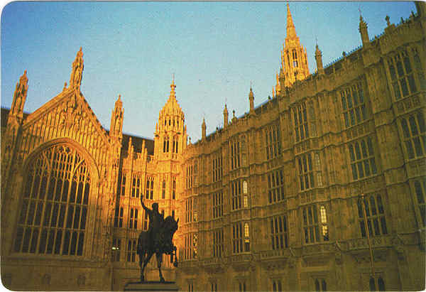 L09 - LONDON. The Houses of Parliament - Ed. Nutshell Cards Ltd 01-8714202 Printed in England Photography by Dick Scoones - SD - Dim. 15x10,2 cm - Col. Manuel B�ia (1986)