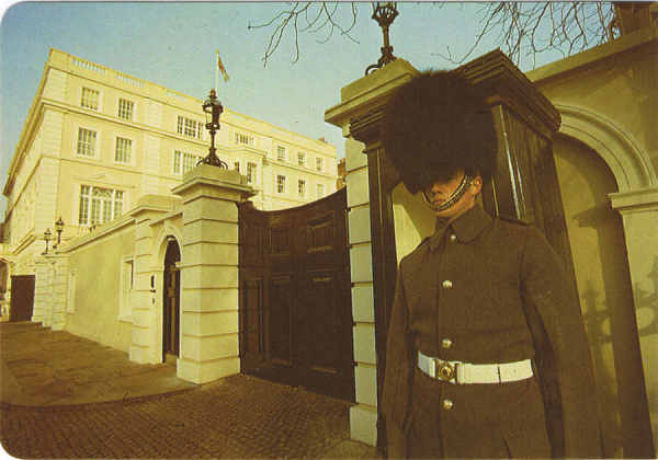 L25 - LONDON. Clarence House on the Mall - Ed. Nutshell Cards Ltd 01-8714202 Printed in England Photography by Dick Scoones - SD - Dim. 15x10,2 cm - Col. Manuel B�ia (1986)
