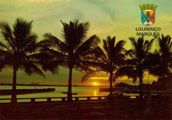N.� L10 - LOUREN�O MARQUES P�r de sol visto da Avenida Marginal  - Edi��o da Casa Bayly, Louren�o Marques - S/D - Dimens�es: 14,9x10,5 cm. - Col. Manuel B�ia (1970).