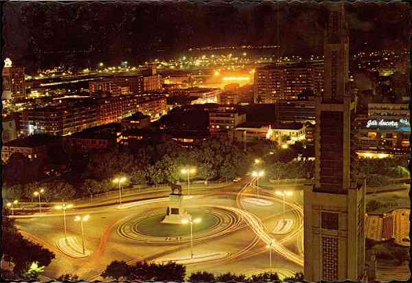 N.� 19 - LOUREN�O MARQUES Vista nocturna de linda Pra�a Mouzinho de Albuquerque e da zona comercial e industrial de Louren�o Marques. Ao longe distingue-se a ilumina��o da Matola - Edi��o exclusiva para FOCARTE L�o Marques, Mo�ambique-Portugal Diapositivo a cores de Vasco Campos 24379-C - S/D - Dimens�es: 14,8x10,2 cm. - Col. Manuel B�ia (1970).