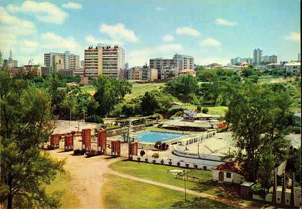 N.� 1 - LOUREN�O MARQUES Piscina do Grupo Desportivo - Edi��o da Livraria Progresso - S/D - Dimens�es: 14,85x10,35 cm. - Col. Manuel B�ia (1970).