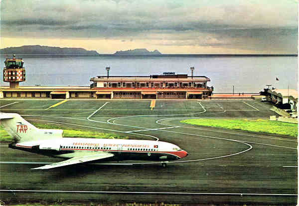 N� 214_74 - Santa Cruz Madeira. O aeroporto - Ed. Francisco Ribeiro, R.Nova S. Pedro, 27 Funchal - Dim. 14,8x10,2 cm - Col. M B�ia.