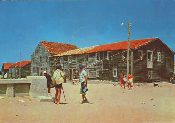 REF 502 - Praia de Mira. Portugal - Restos dos ntradicionais e antigos �palheiros� - Ed. SUPERCOR Dist. por RAN, Lisboa, Rua da Quintinha, 70B - SD - Circulado em 3/9/1981 - Dim. 149x104 mm - Col. �nio Semedo