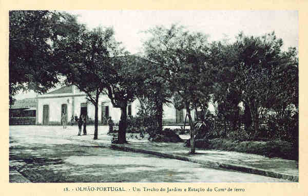 N� 18 - OLH�O. Um trecho do jardim publico e Esta��o de Caminho de Ferro - Edi��o de Souza & Ventura Lda, Olh�o - Dim. 14x9 cm - Col. A. Monge da Silva (1920)
