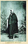 N� 20 - OLH�O. Mulher de capote - Edi��o de Souza & Ventura Lda, Olh�o - Dim. 14x9 cm - Col. A. Monge da Silva (1920)