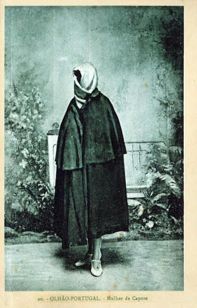 N� 20 - OLH�O. Mulher de capote - Edi��o de Souza & Ventura Lda, Olh�o - Dim. 14x9 cm - Col. A. Monge da Silva (1920)