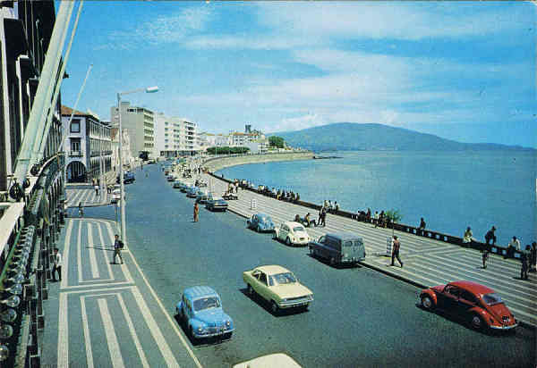 N.º 54 - PONTA DELGADA (Açores) Avenida do Infante D. Henrique - Ed. Fotografia Nóbrega, Lda, Ponta Delgada - S. MIGUEL - AÇORES - Lito Of. Artistas Reunidos, Porto - SD - Dim. 15x10,4 cm. - Col. Manuel Bóia (1981).