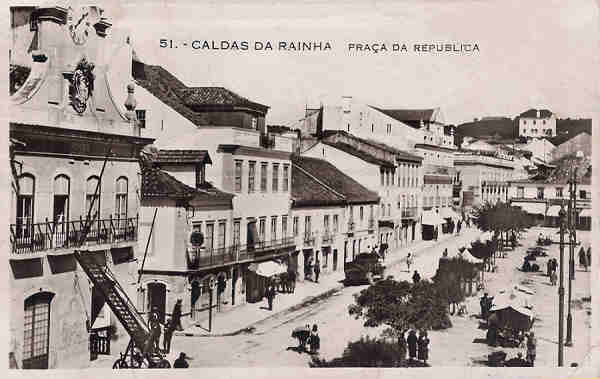 N� 51 - Caldas da Rainha. Pra�a da Rep�blica - Editor n�o indicado - Circulado em 1933 - Dim. 14x9 cm. - Col. M. Chaby