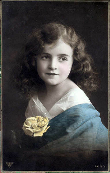 N� 34302,1 - Menina com rosa ao peito com lantejoulas coladas - Edi��o NBC, Espanha, serie 6967 - Dim. 13,7x8,6 cm - Col. Am�lcar Monge da Silva (cerca de 1910)