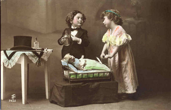 Serie 7052 - S�rie francesa apresentando pontos brancos no vestido em relevo - Editor FZ, Fran�a - Dim. 13,7x8,9 cm - Col. Am�lcar Monge da Silva (Cerca de 1910)