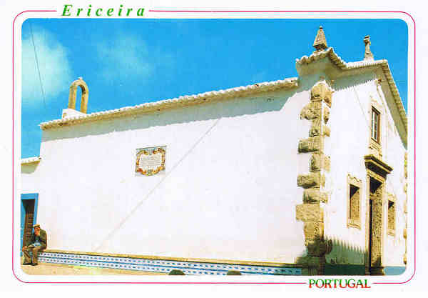 N.� 2376 - Ericeira - Portugal. Capela de St.� Ant�nio, onde em 5/10/1910 S.M. a Rainha D. Am�lia e sua comitiva embarcaram para o ex�lio. - Ed. �NCORA-Edi��es Art�sticas de Artigos para Felicita��es LISBOA -IMPRICOR 67 08 30 LISBOA - S/D Dim: 15x10,5 cm. - Col. Manuel B�ia.