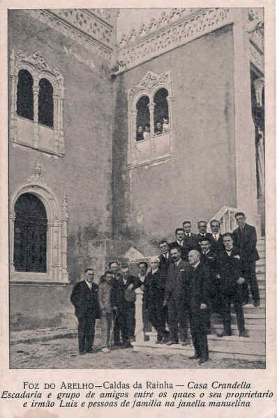 SN - Portugal. Caldas da Rainha. Foz do Arelho. Casa Grandella, escadaria e grupo de amigos entre os quaes o seu propriet�rio e irm�o Luiz e pessoas da familia na janella manuelina_Editor_Casa_Gradella - Editor Casa Grandella (1920) - Dim. 14x9 cm - Col. Diamantino Fernandes